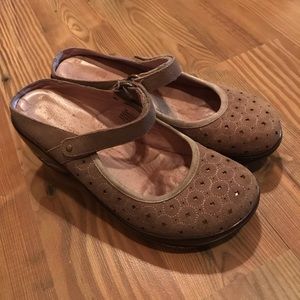 J•41 Adventure on clogs